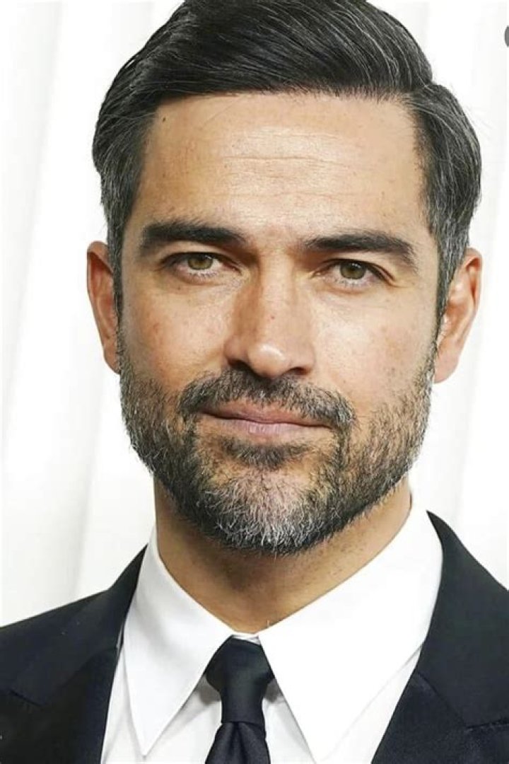 Alfonso Herrera biografía, edad, altura, esposo, net worth, familia