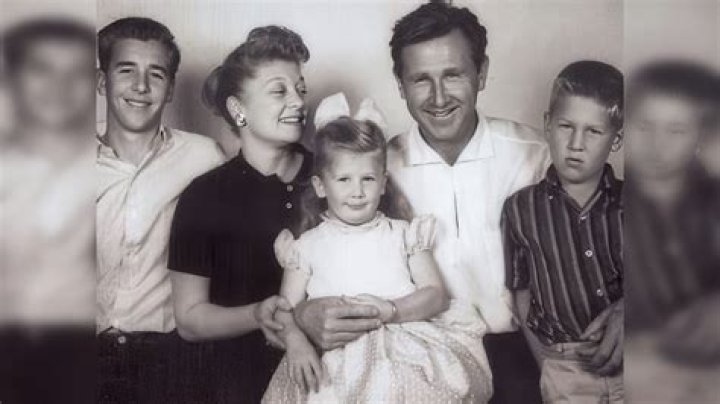 Lloyd Bridges Biography, Age, Height, Wife, Net Worth, Family
