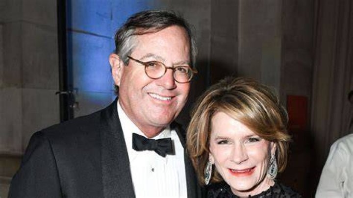 Warren Stephens Biography, Age, Height, Wife, Net Worth, Family
